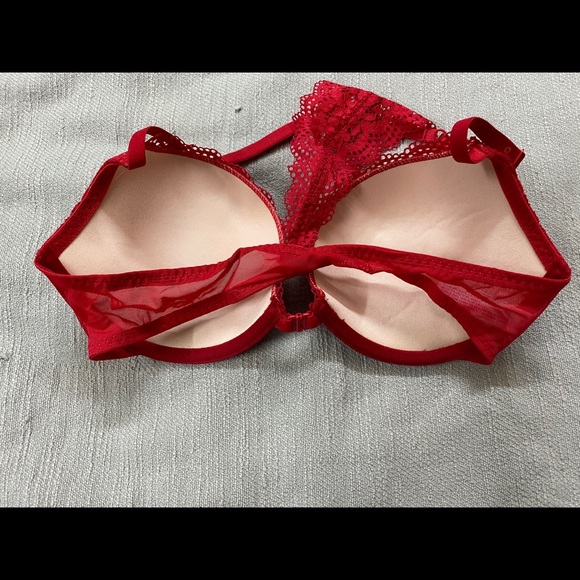 Red lace push up bra. - Picture 2 of 5